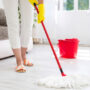 Cómo realizar ejercicios mientras limpias tu casa