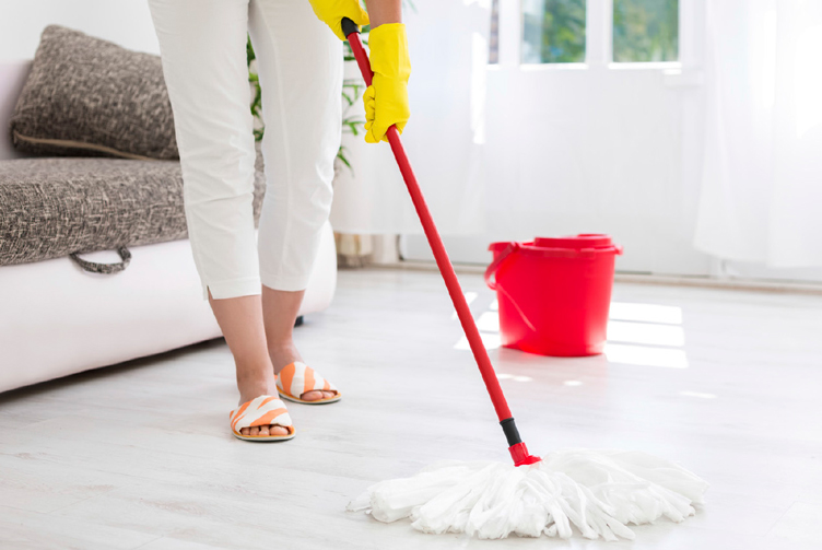 ¿Cómo realizar ejercicios mientras limpias tu casa?