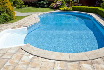 ¿Cómo podemos mantener limpia y transparente el agua de nuestra piscina?